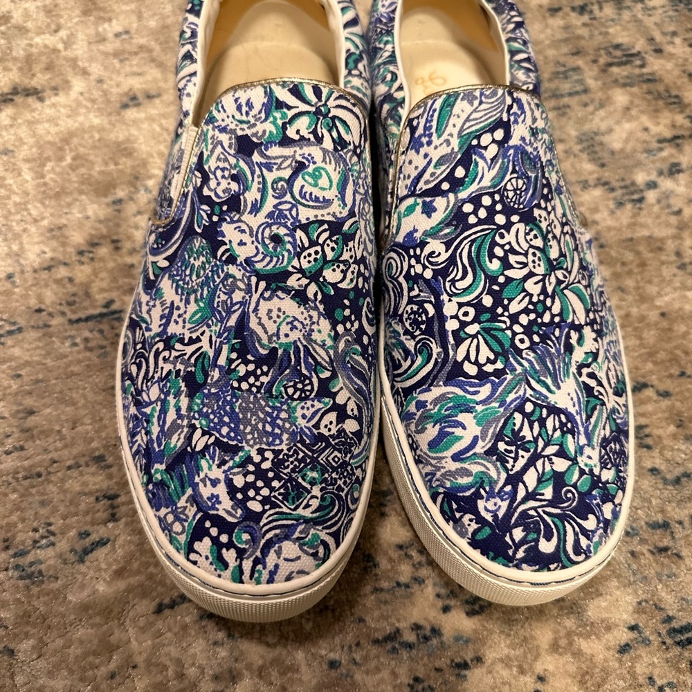 Like new Lily Pulitzer floral canvas slip on size 10